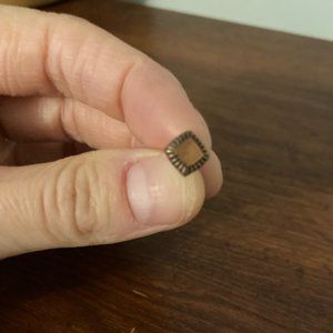 Single gold square earring